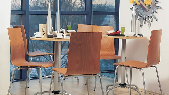 Nowy Styl Cafe aranżacja krzesła i hokery